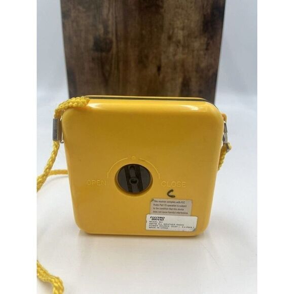 Suntone RR555 AM/FM Water Resistant Radio For Parts/Prop - Picture 2 of 4